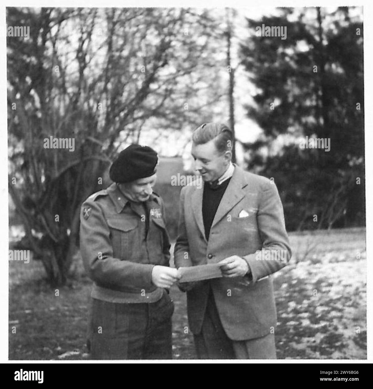 Il feldmaresciallo Sir Bernard Montgomery nel suo quartier generale in Olanda discusse un appello per la Soldiers, Sailors and Airmen Help Society, che sostiene i membri attuali ed ex di servizio, compresi i programmi di formazione per uomini disabili presso i Lord Roberts Workshops. Foto Stock