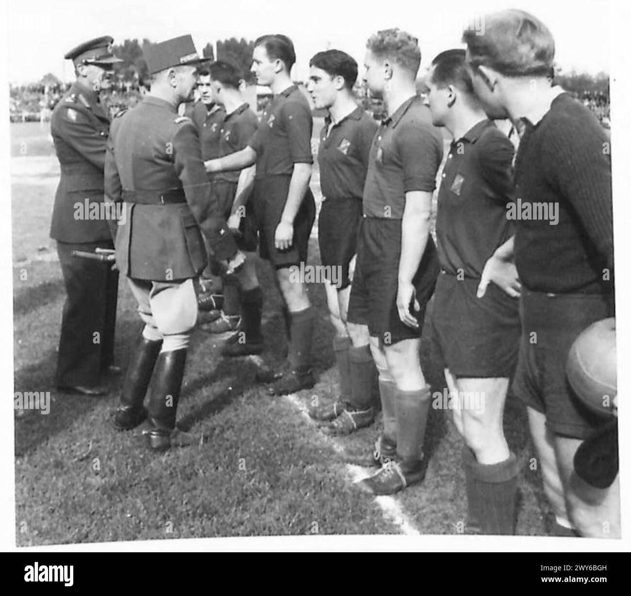 Il generale le Roc e il tenente generale Thomas incontrano le squadre di calcio del i corpo francese e del i corpo britannico allo Stade de Gaille, Coblenza. Foto Stock