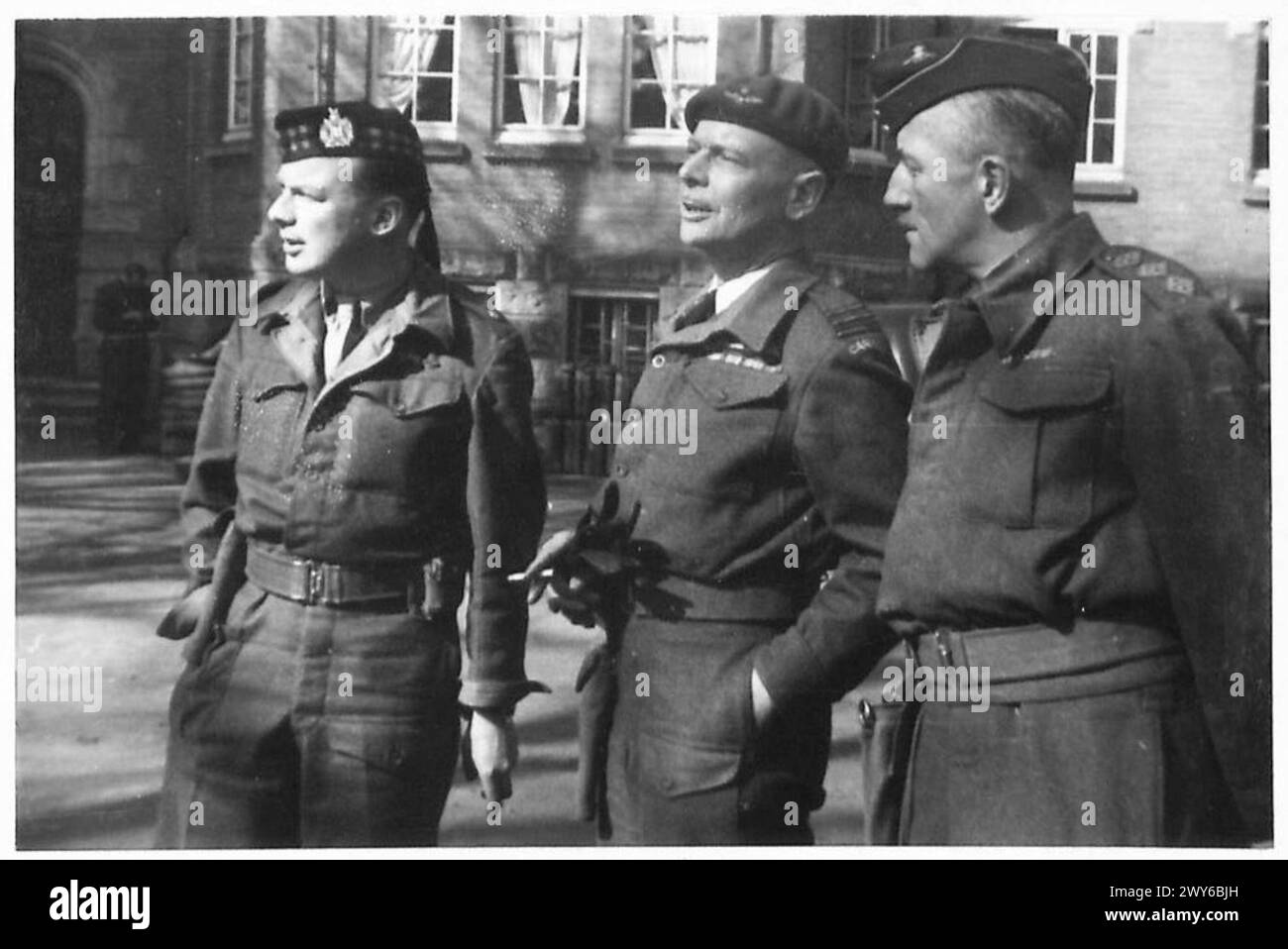 Ufficiale al comando dell'istituzione del governo militare a Bedburg e due ufficiali coordinano le operazioni amministrative e di sicurezza sotto la supervisione del 21st Army Group del British Army, 1945. Foto Stock