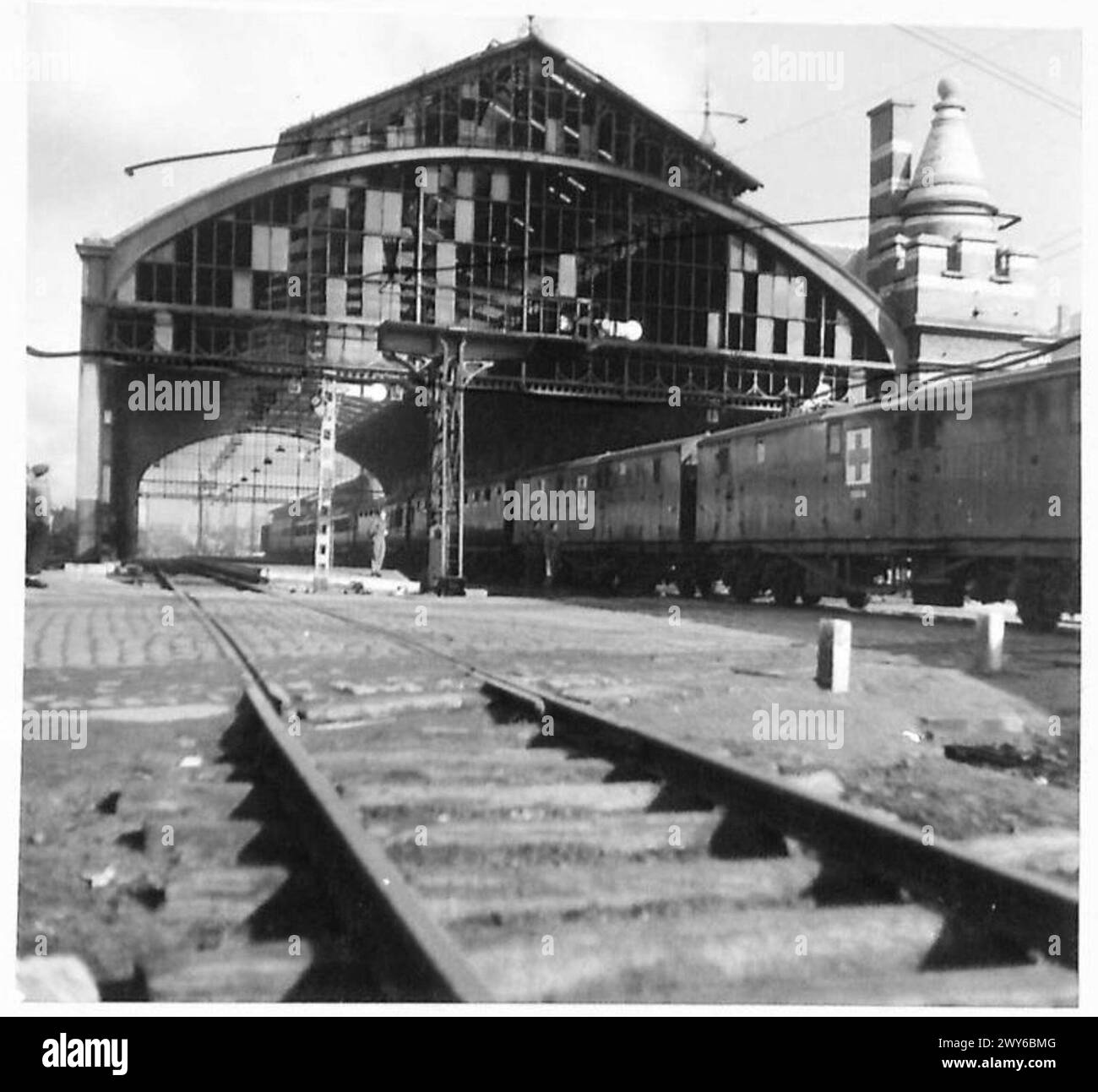 Un treno ospedaliero che trasporta i pazienti parte nella sua prima fase di viaggio, iniziando il viaggio verso la sicurezza e casa sotto la cura del 21st Army Group dell'esercito britannico. Foto Stock