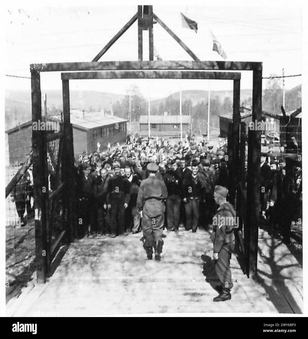 Un corrispondente di guerra britannico visita un campo in Norvegia in cui sono detenuti prigionieri russi che sono stati internati durante l'occupazione tedesca e sono stati liberati, sotto la supervisione del 21st Army Group britannico. Foto Stock