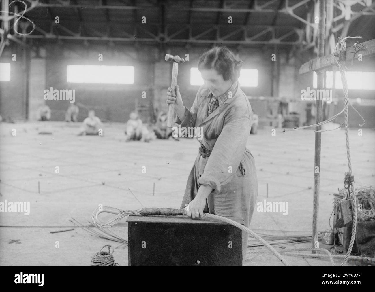 Il 13 ottobre 1942 a Southampton, le donne hanno completato un attacco oculare mentre costruivano reti di difesa del boom. Foto Stock