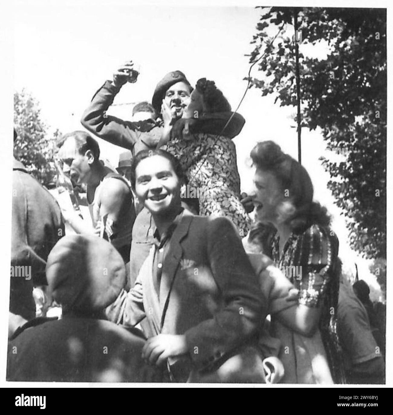 La gente di Parigi fiancheggia le strade per salutare le truppe inglesi, americane, canadesi e francesi che entrano nella città liberata, catturando scene di giubilo e festeggiamenti pubblici durante le operazioni del 21° gruppo d'Armata. Foto Stock