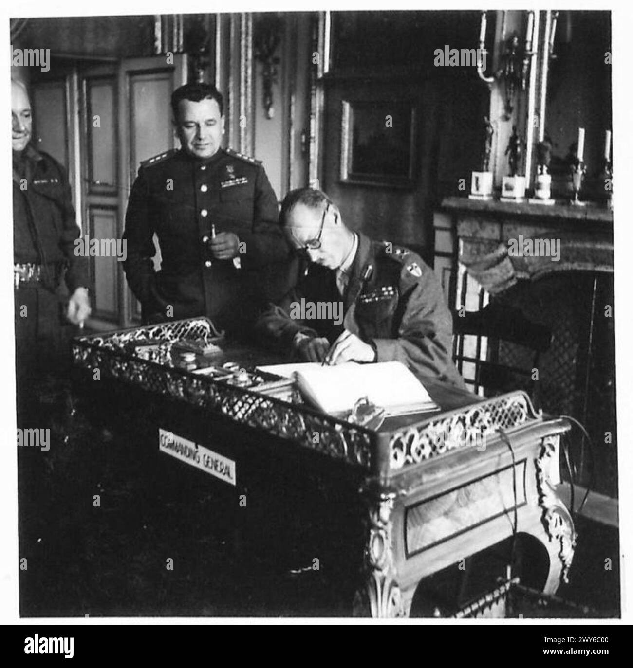 Il generale Dempsey incontra il generale russo Grishin e firma il libro dei visitatori durante le operazioni del 21st Army Group. Foto Stock