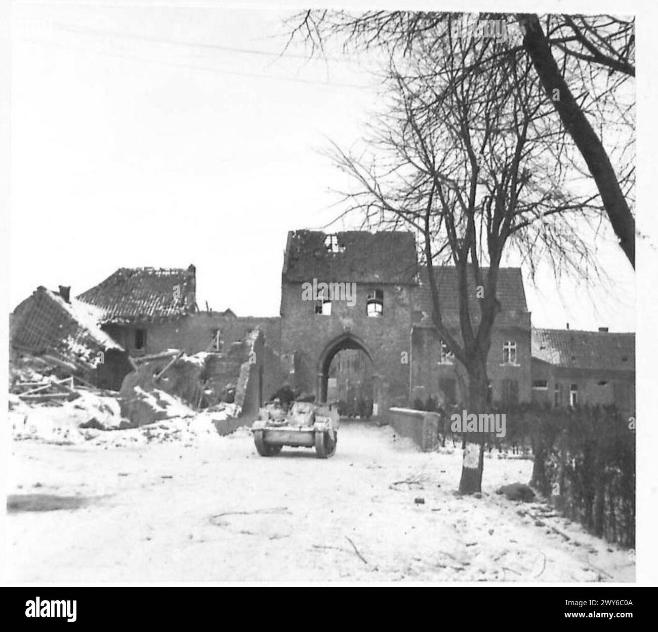 Una portaerei Bren del 4th Battalion, King's Own Scottish Borderers, passa attraverso l'arco d'ingresso di Waldfuecht durante le operazioni militari, British Army, 21st Army Group. Foto Stock