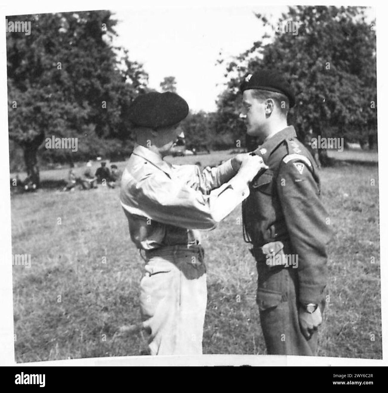 GEN. MONTGOMERY DECORA GLI UOMINI DEL 50° DIV. Il generale Montgomery presenta l'MC al capitano F. R. Bell dei Westminster Dragoons. , British Army, 21st Army Group Foto Stock