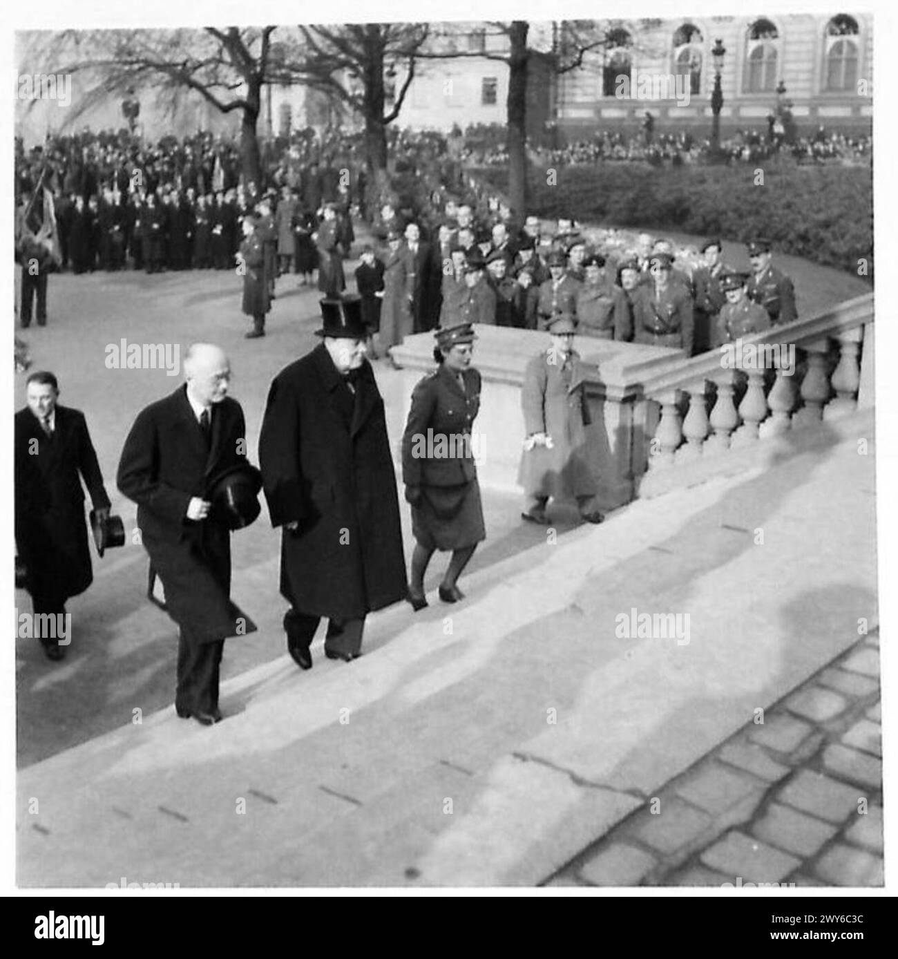 SIGNOR WINSTON CHURCHILL VISITA BRUXELLES E RENDE OMAGGIO ALLA TOMBA DELL'IGNOTO GUERRIERO, il signor Churchill e la figlia che se ne vanno dopo la cerimonia. , British Army of the Rhine Foto Stock