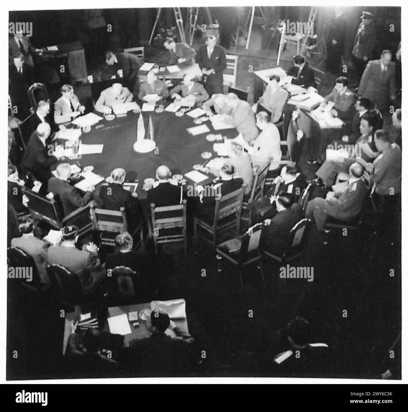 Un incontro si svolge in una sala conferenze con il personale dell'esercito britannico, il 21st Army Group. Foto Stock