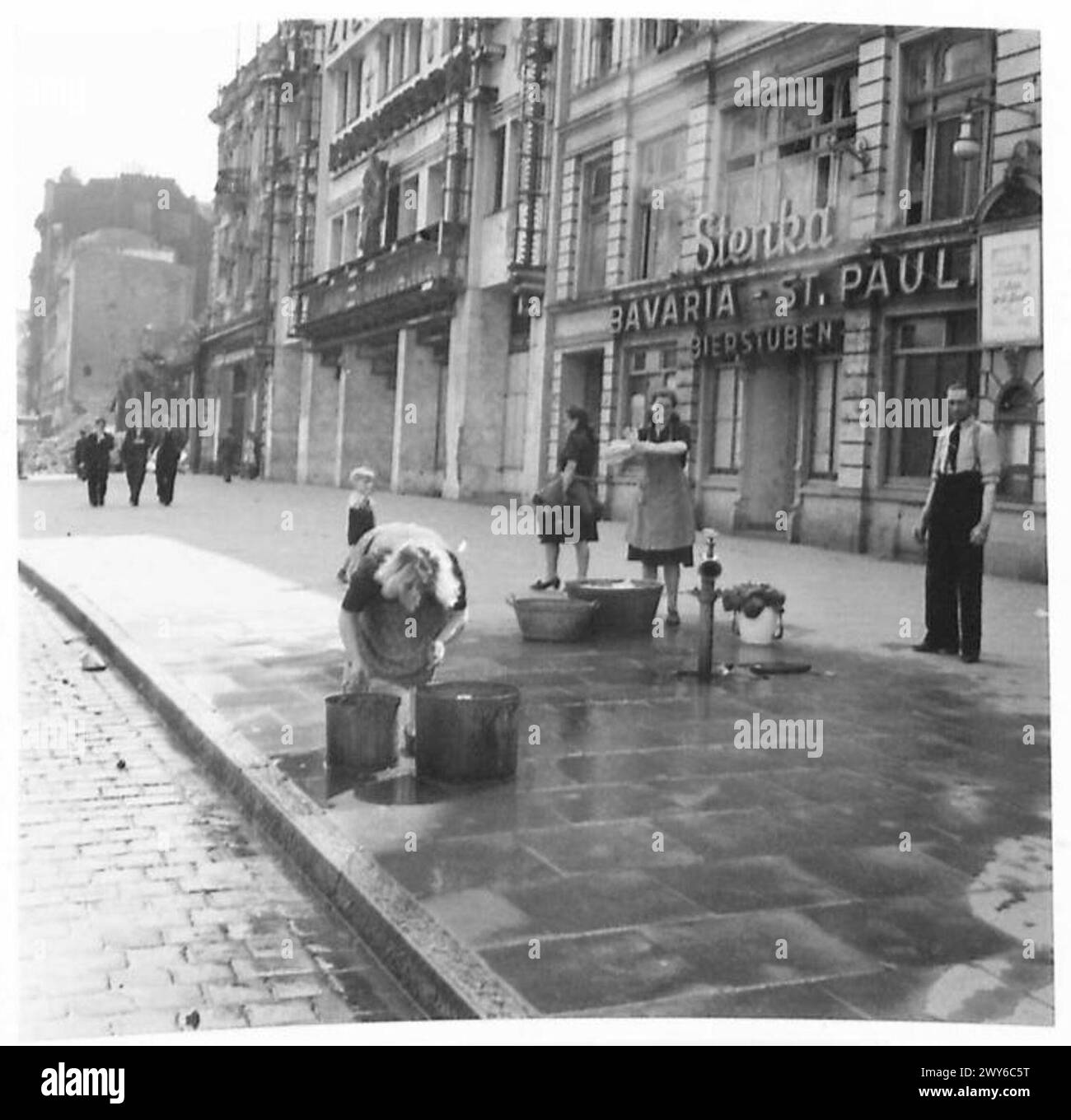 Ad Amburgo, i danni provocati dalle bombe lasciano molte case senza acqua. I residenti usano idranti antincendio nelle strade principali per lavare vestiti e verdure. Foto Stock