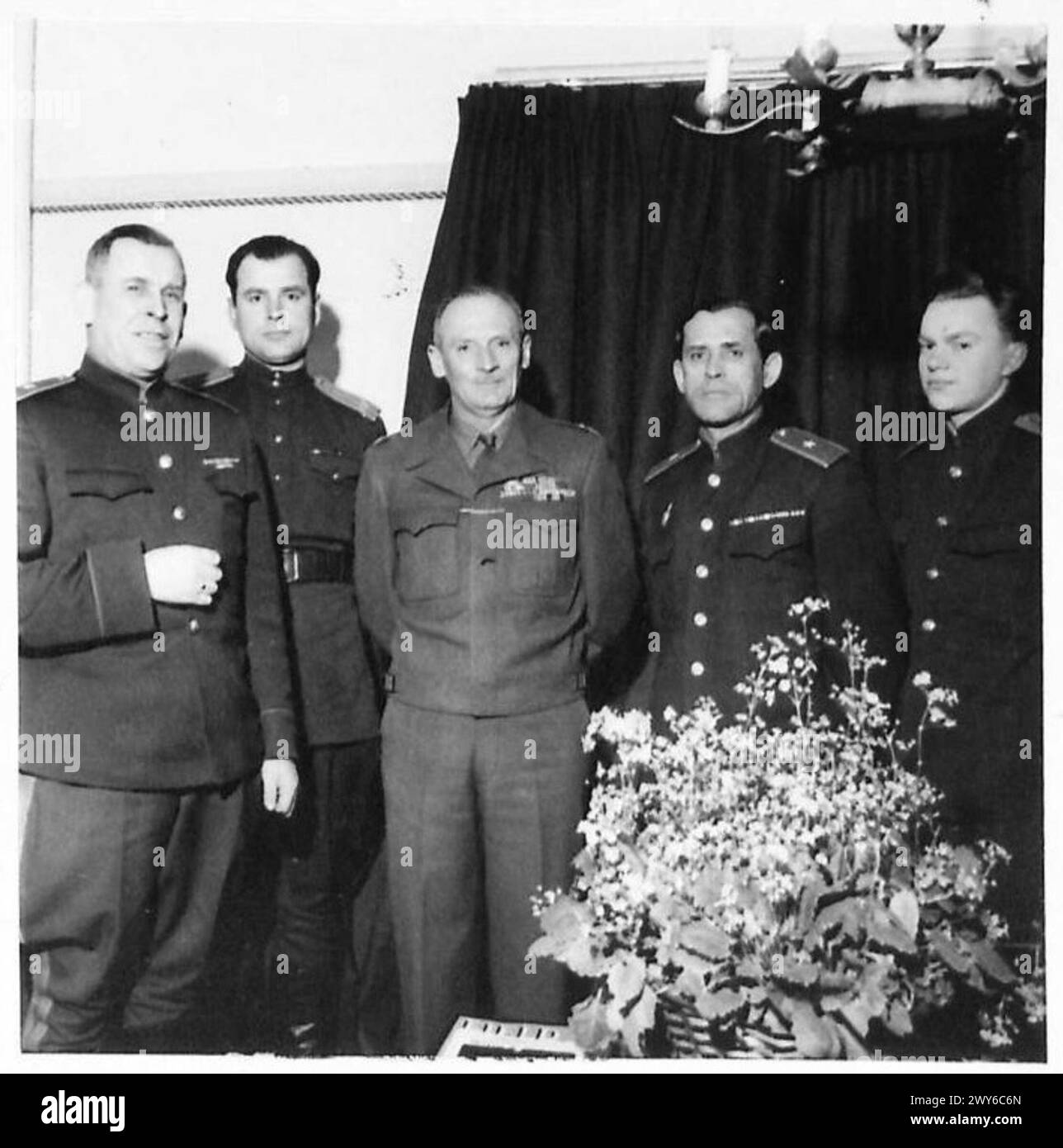 I generali russi che visitano il fronte occidentale sono fotografati con il feldmaresciallo Bernard L. Montgomery prima di una cena ospitata in loro onore durante le operazioni del 21st Army Group. Foto Stock