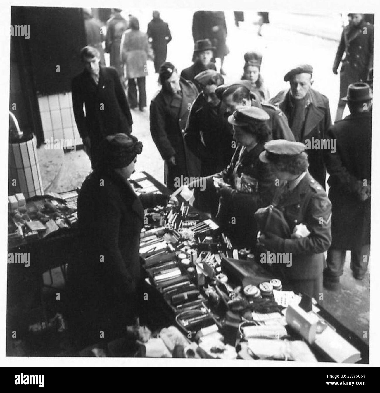 I membri ATS in congedo fanno shopping presso le bancarelle di Bruxelles, selezionando gli articoli da portare a casa durante il tempo libero. Foto Stock