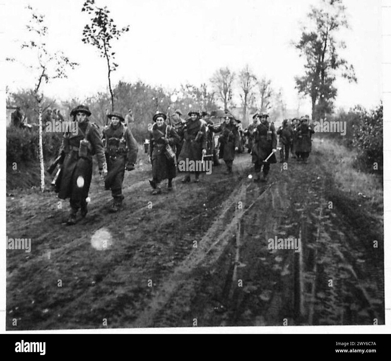 Una compagnia del 1/5 Queen's Regiment avanzò verso Doornhock durante un attacco, sotto il 21st Army Group dell'esercito britannico. Foto Stock