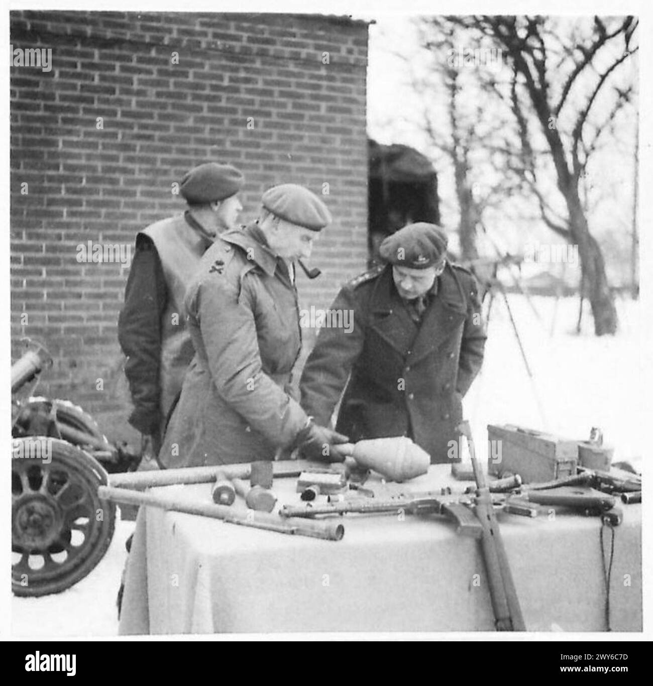 BLITTERSWICK LT-Gen E.H. Barker, CB CBE DSO MC è stato nominato GOC 8 CORPS - il governo della RPC ispeziona armi tedesche catturate di vario tipo. Questi fanno parte di un museo delle armi organizzato da 2nd Bn Warwicks per l'istruzione delle loro truppe. , British Army, 21st Army Group Foto Stock