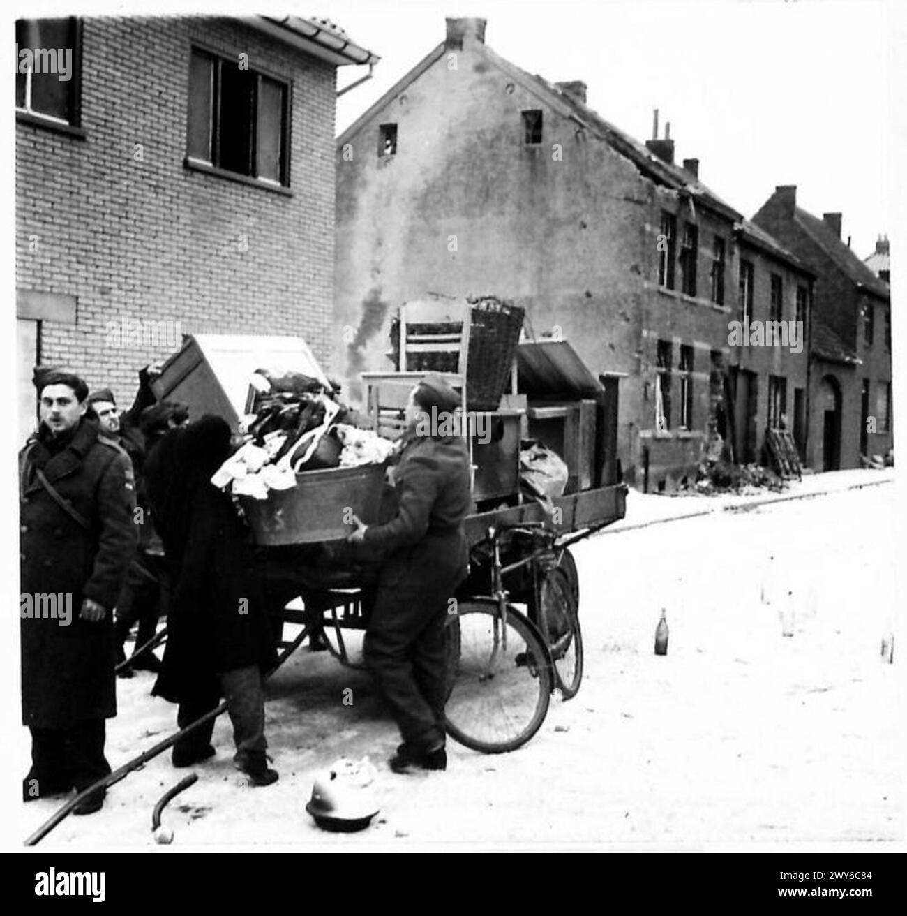 Civili e patrioti olandesi salvano i beni personali da case danneggiate dalla conchiglia, documentati dall'esercito britannico, 21st Army Group. Foto Stock