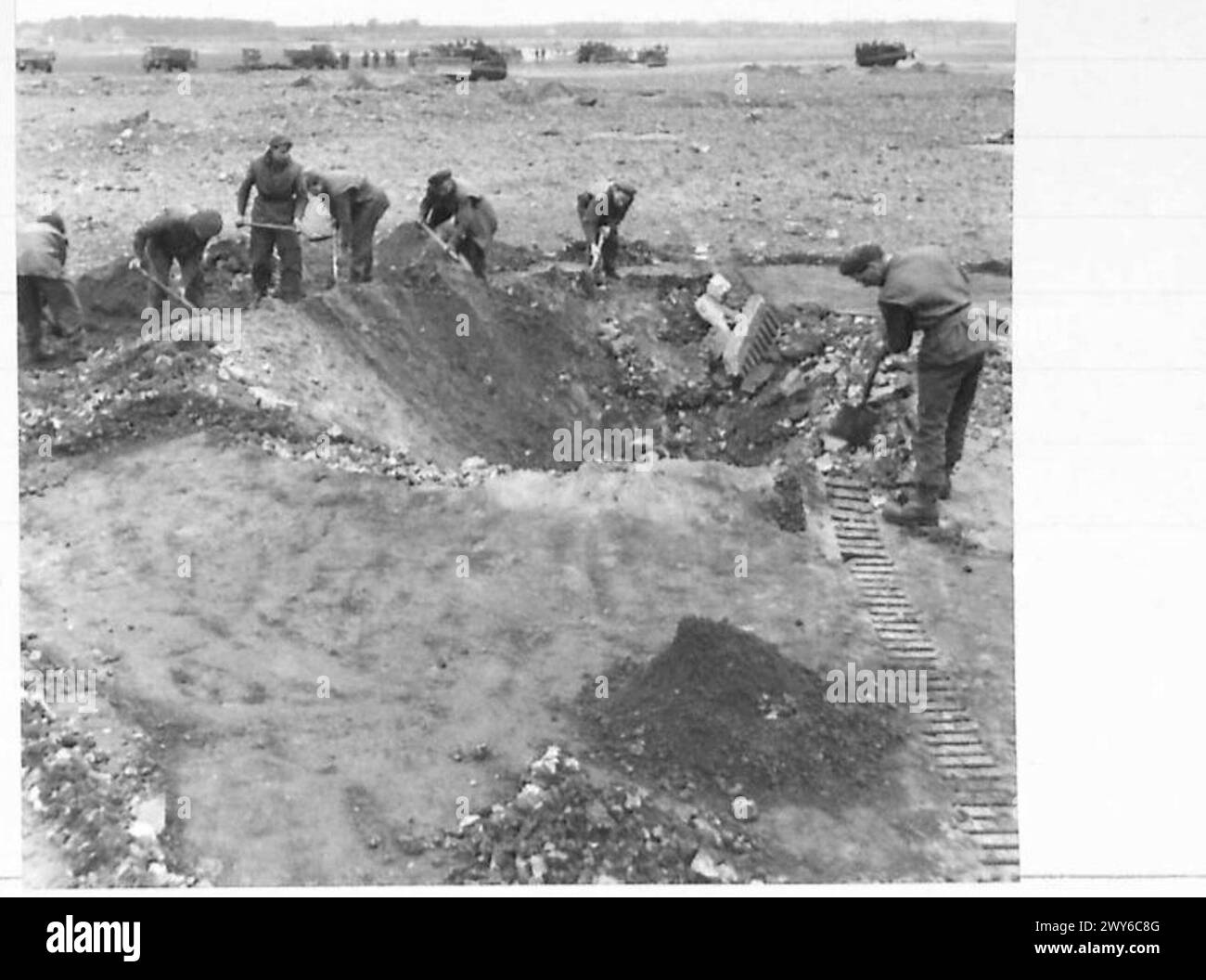 Gli ingegneri riempiono i crateri sulla pista dell'aeroporto di Rheine precedentemente utilizzato dai jet nemici. Foto Stock