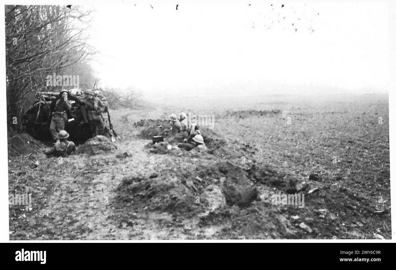 I soldati di fanteria della 3rd Division, in particolare i Suffolk, stanno scavando per la notte durante l'avanzata verso Kervenhiem sotto le operazioni dell'esercito britannico. Foto Stock