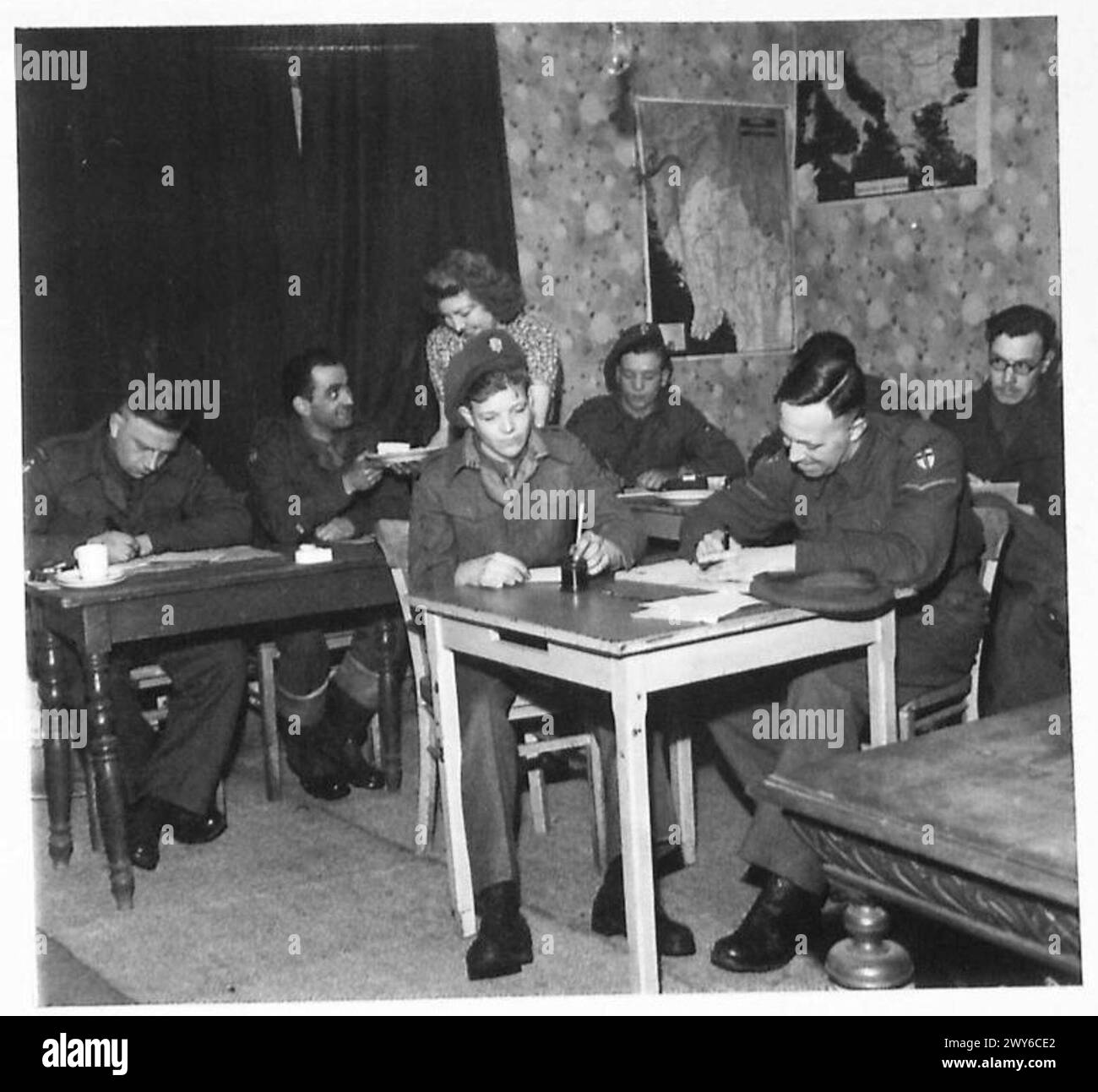 Lo scrittoio al piano superiore del '9' Club, 2nd Army Main, usato per lavori amministrativi dal British Army 21st Army Group. Foto Stock
