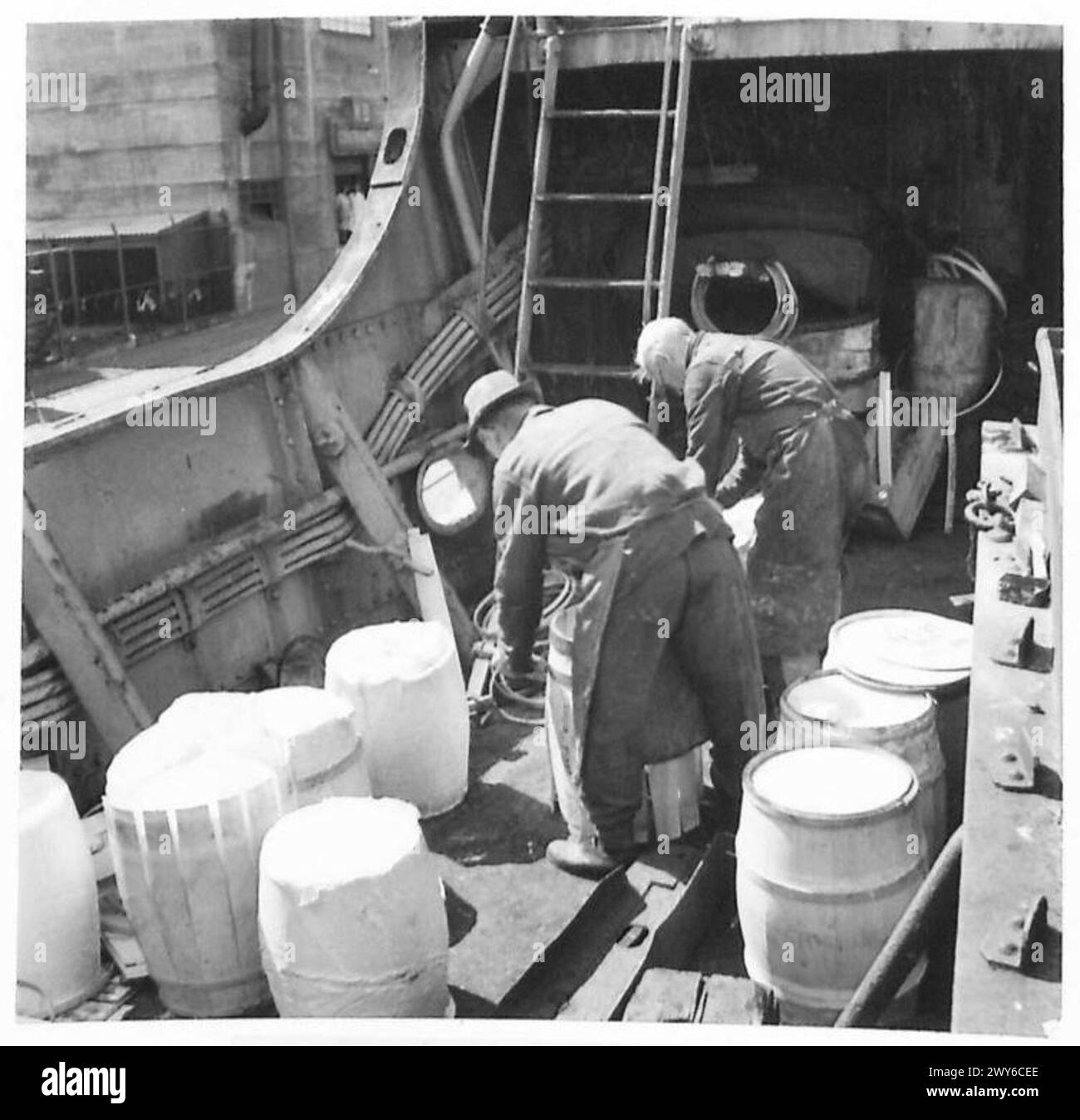 Gli operai danesi riparano balle rotte di burro in transito per la prima Brigata paracadutisti britannica, 21st Army Group, garantendo rifornimenti alla Gran Bretagna durante la seconda guerra mondiale Foto Stock