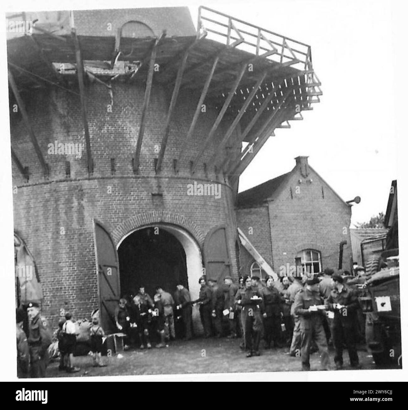 I soldati si riuniscono in un mulino a vento olandese per un pasto, tra cui i soldati Leslie Cope e John Chapman pranzando sul balcone. Foto Stock