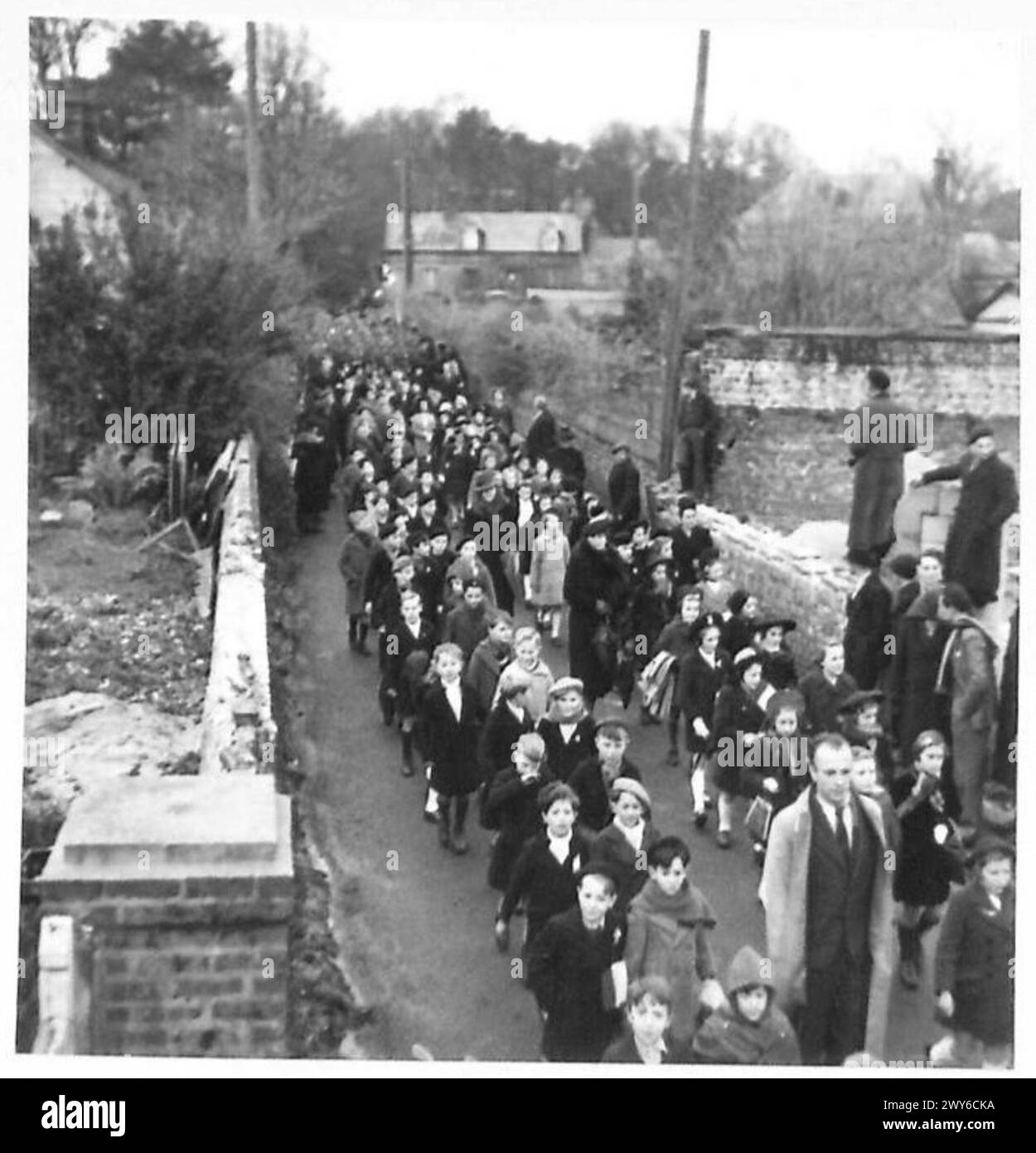 I bambini partecipano a una processione da le Marie alla chiesa durante la festa di liberazione a St. Valery-en-Caux, British Army, 21st Army Group. Foto Stock