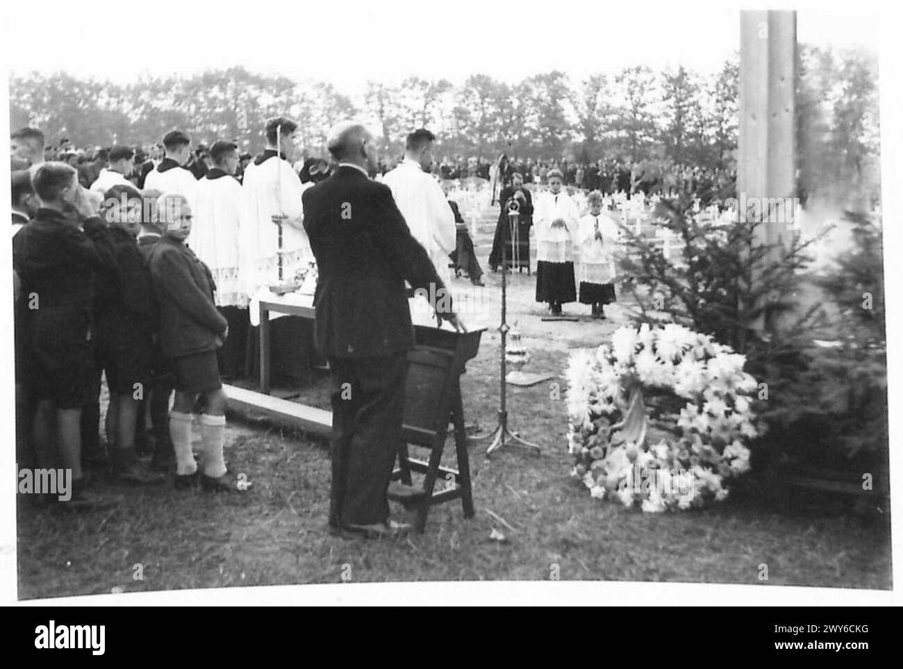 Il personale dell'Esercito britannico del Reno partecipa a un servizio commemorativo nell'Europa nord-occidentale tra il 1944 e il 1946 per onorare i soldati caduti. Foto Stock