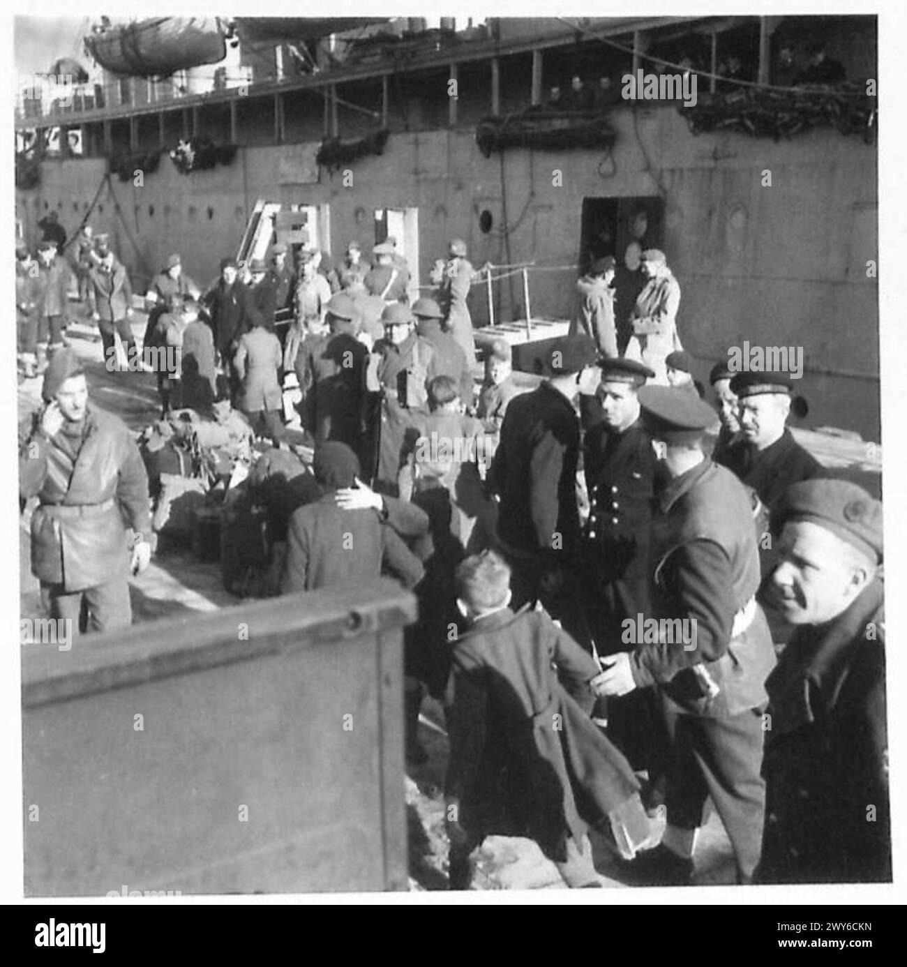I bambini olandesi vengono evacuati in Inghilterra, camminando lungo la banchina per salire a bordo delle navi sotto la supervisione dell'esercito britannico. Foto Stock