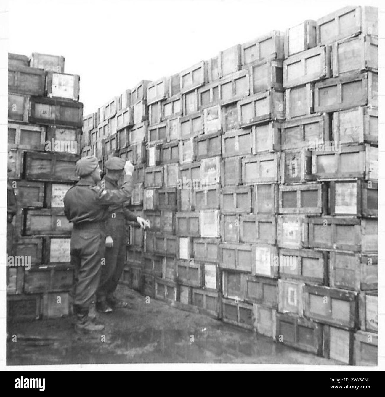 Le scatole di razione sono ispezionate presso un Army Dump durante le operazioni della 2nd Army Roadhead. Foto Stock