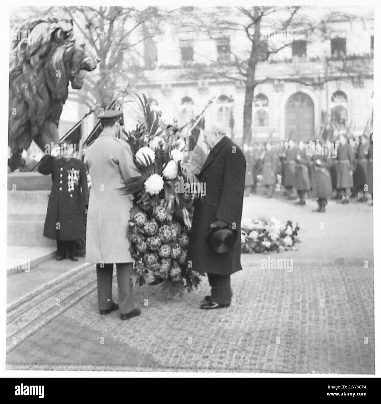 Winston Churchill visita Bruxelles e posa una corona presso la Tomba del Guerriero sconosciuto per onorare i soldati caduti. La cerimonia si svolge con la presenza del personale dell'esercito britannico del Reno. Foto Stock