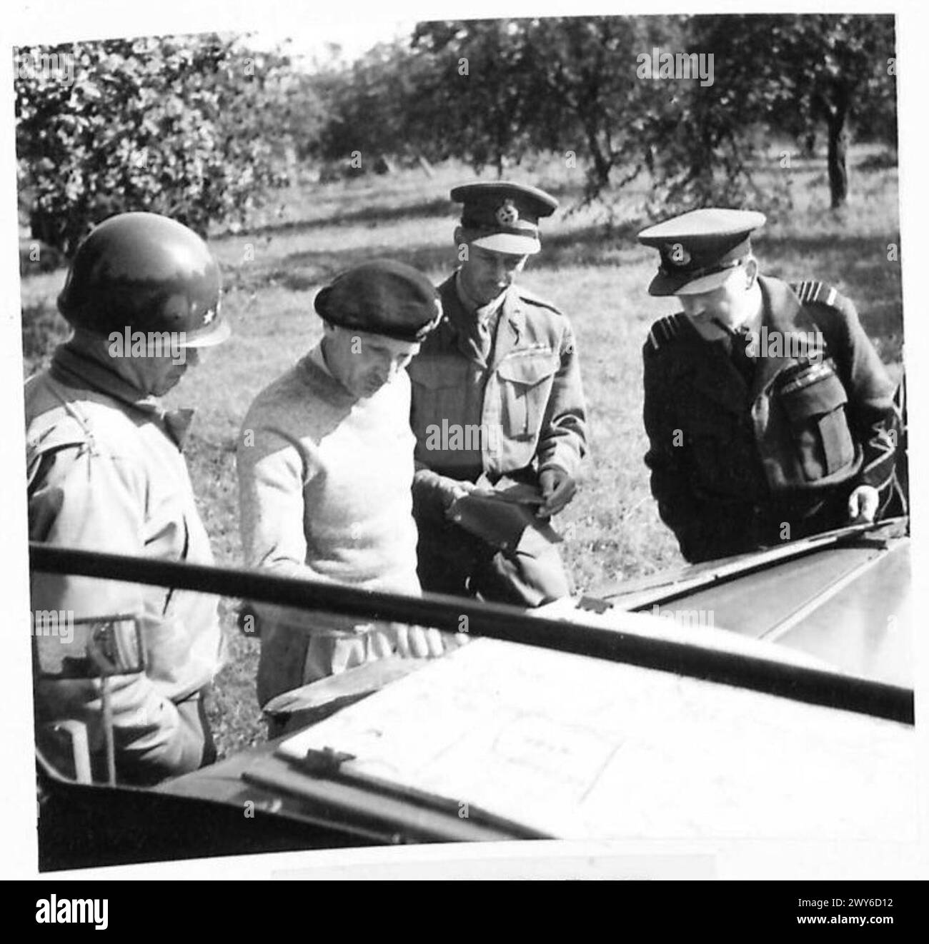 I generali Omar Bradley, Bernard Montgomery, il maresciallo Leigh-Mallory e il tenente generale Dempsey si incontrano durante una conferenza di pianificazione per coordinare le operazioni alleate contro la Germania. Foto Stock