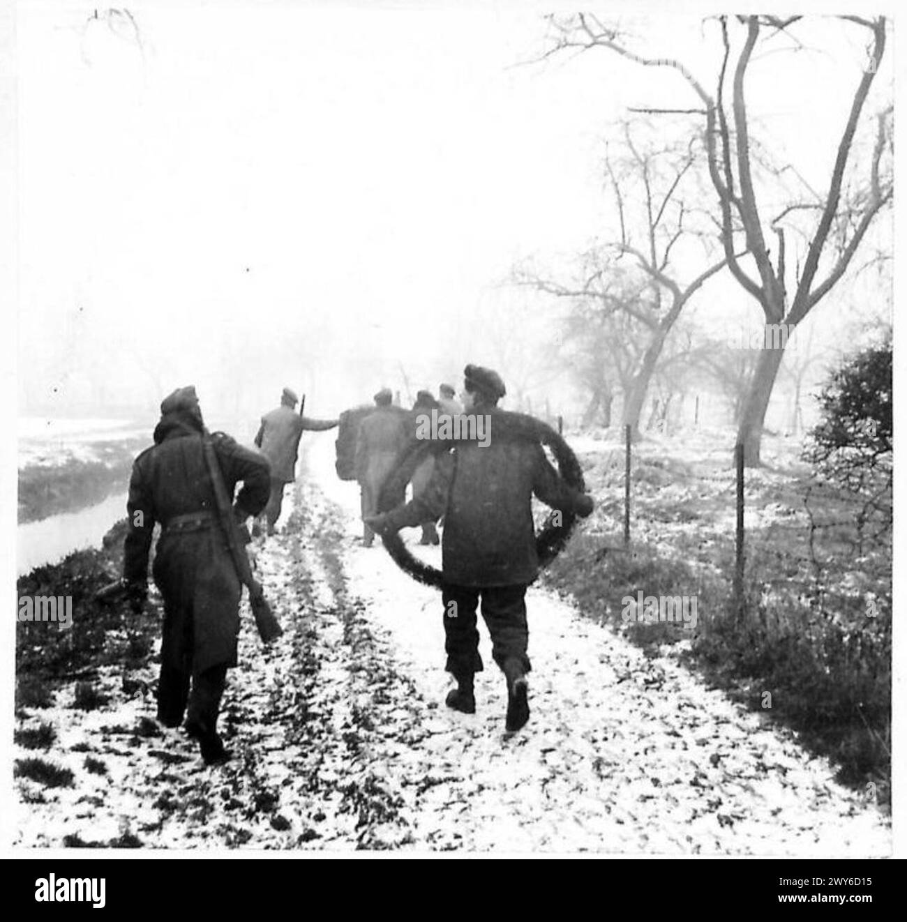 I gruppi di cablaggio sul fronte occidentale svolgono compiti difficili in condizioni nevose durante la seconda guerra mondiale Foto Stock