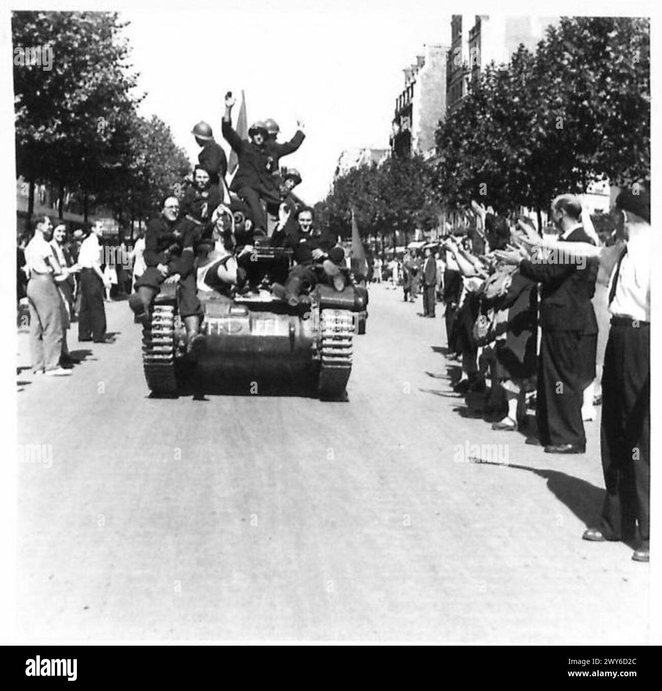 I cittadini di Parigi si aggirano per le strade per accogliere le truppe britanniche, americane, canadesi e francesi che entrano nella città liberata durante la seconda guerra mondiale, British Army, 21st Army Group. Foto Stock