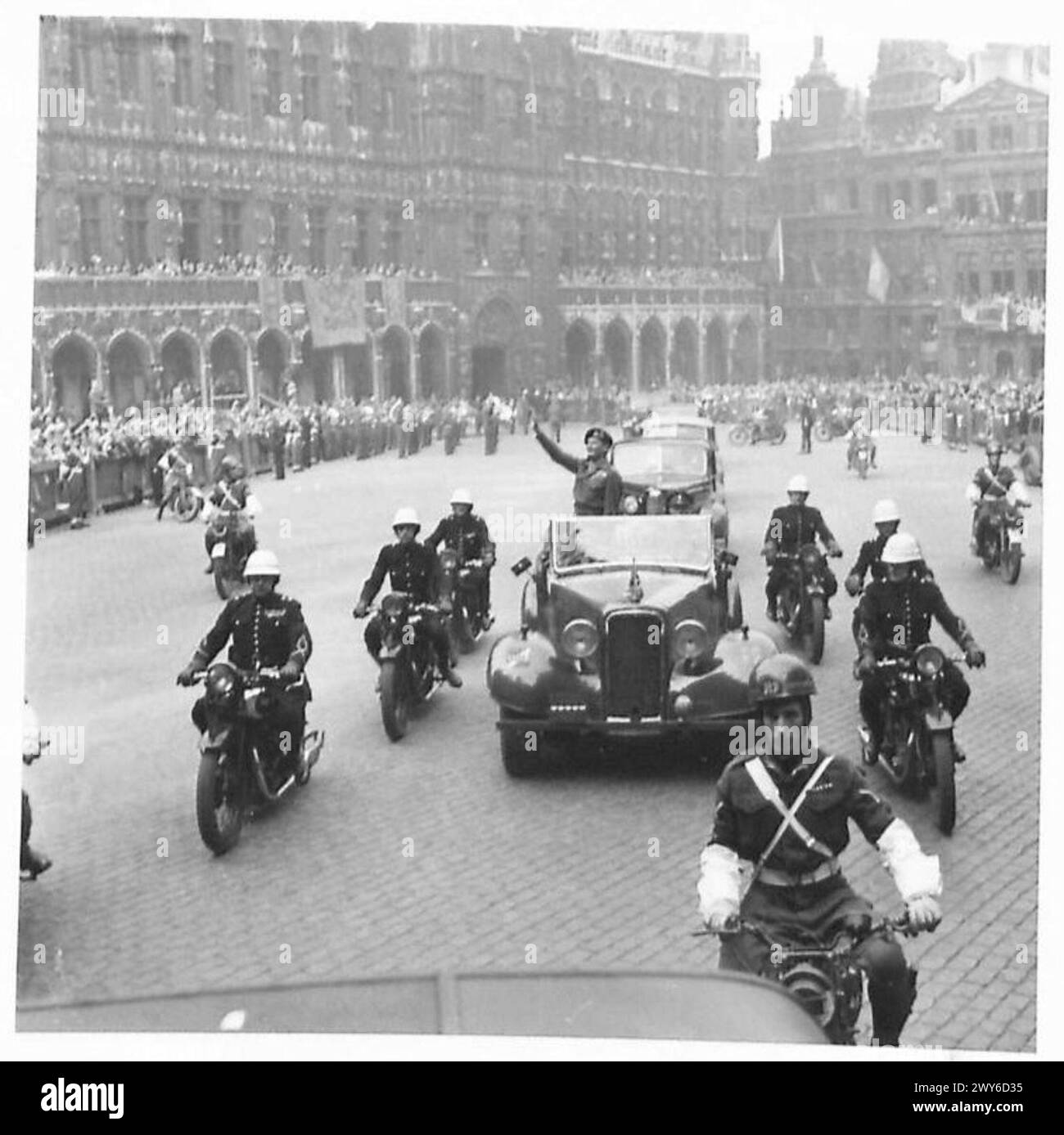 Il feldmaresciallo Montgomery visita Bruxelles, salutando la folla sulla strada per la Tomba del Guerriero sconosciuto, durante la sua visita ufficiale di due giorni con l'esercito britannico del Reno. Foto Stock