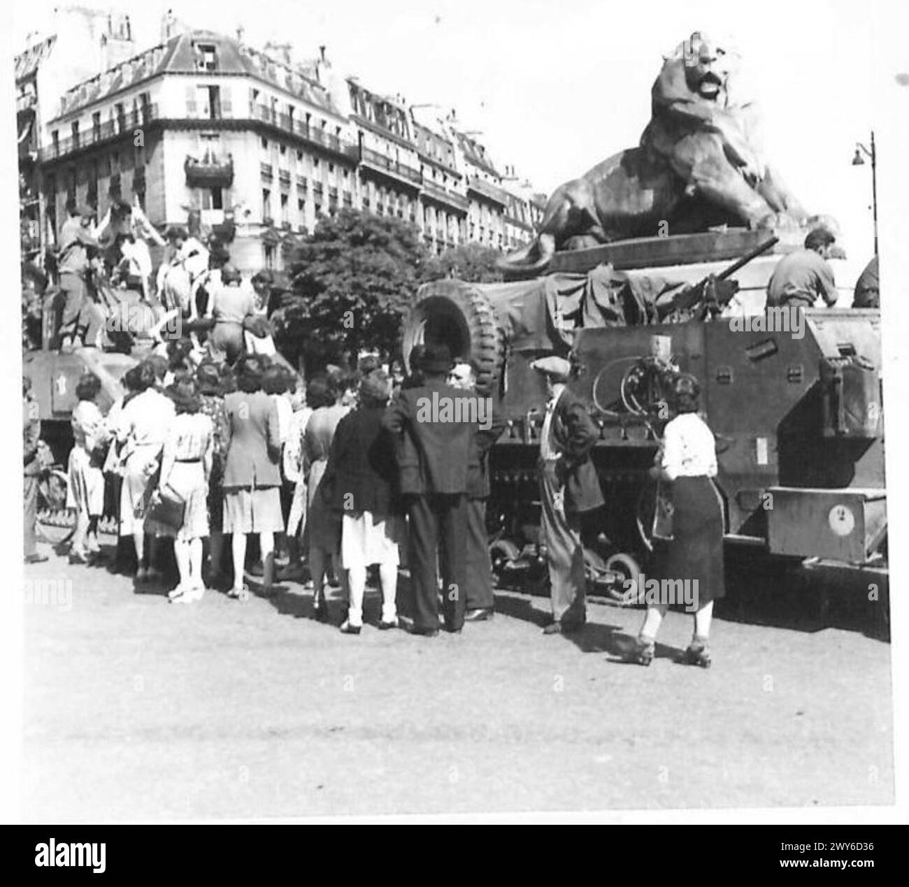I residenti delle strade della linea di Parigi accolgono le truppe britanniche, americane, canadesi e francesi che entrano nella città liberata. Le scene mostrano il pubblico giubilo. British Army, 21st Army Group presente. Foto Stock