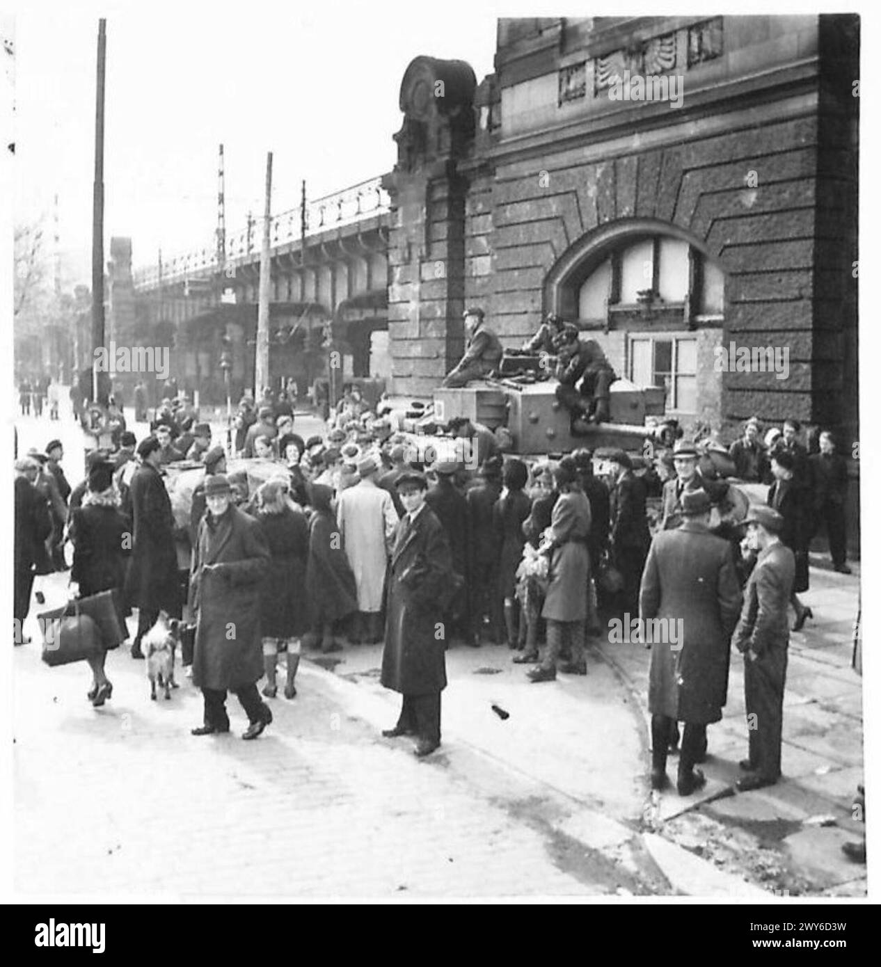 I CIVILI DI AMBURGO SONO AUTORIZZATI A LASCIARE LE LORO CASE IL TERZO GIORNO DELLA RESA - i civili tedeschi si affollano attorno ai carri armati britannici di guardia alla stazione ferroviaria di Dammthor, Amburgo. , British Army, 21st Army Group Foto Stock