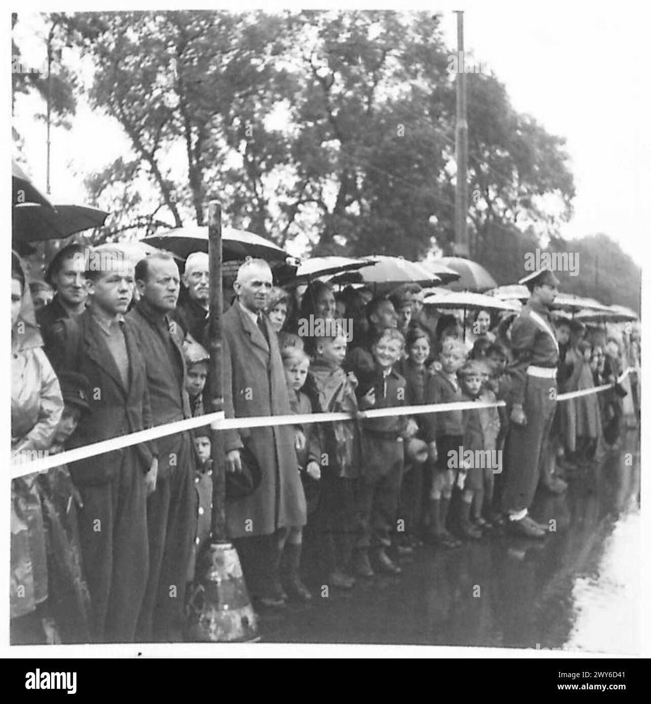 Ad Amburgo, i civili sono all'attenzione mentre l'inno nazionale britannico viene suonato per celebrare il compleanno del re. Foto Stock