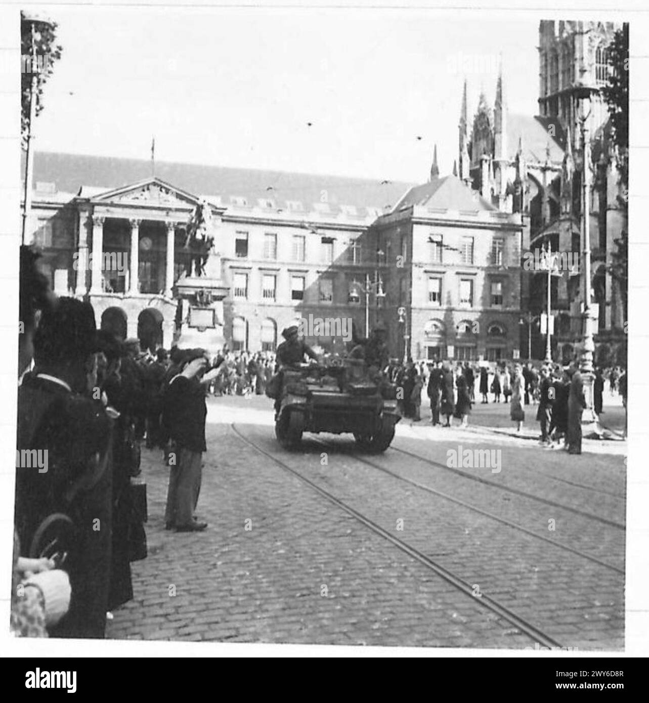 Uomini e veicoli corazzati della 51st Highland Division sono accolti dai cittadini di Rouen mentre transitano per St. Valery, documentati dal British Army, 21st Army Group. Foto Stock