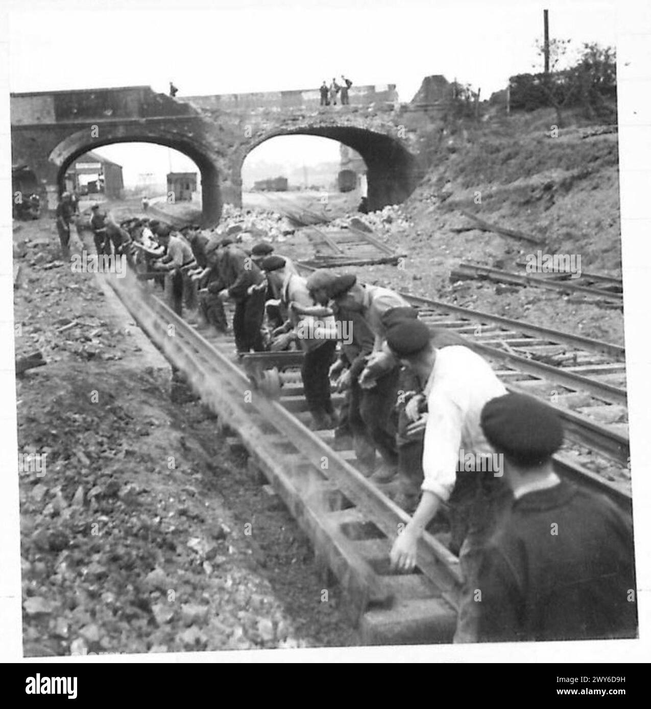I lavoratori ferroviari francesi si preparano a sollevare una nuova sezione ferroviaria durante le riparazioni delle ferrovie danneggiate. Foto Stock