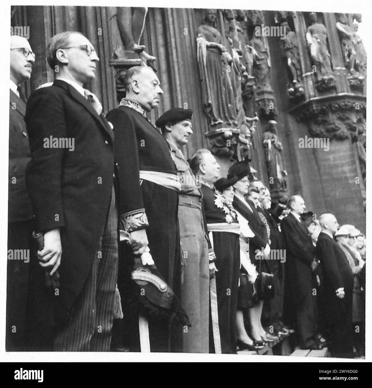 Il feldmaresciallo Montgomery è raffigurato sui gradini dell'Hotel de Ville durante la sua visita di due giorni a Bruxelles. Foto Stock