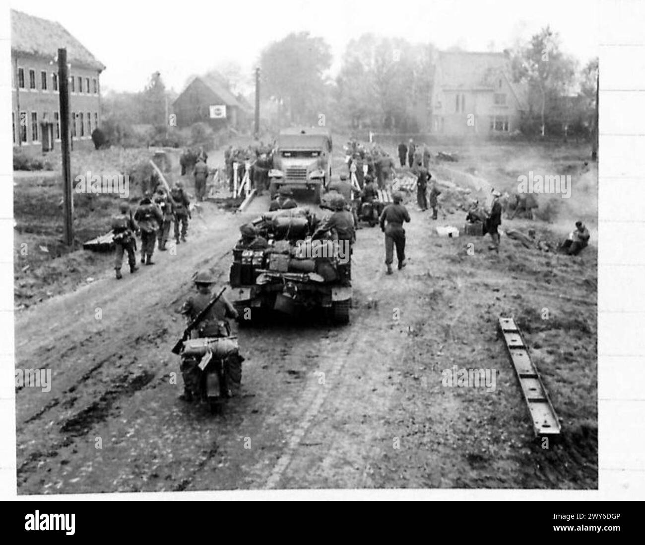 Le truppe del 10th H.L.T. e A&S.H. avanzano verso Tilburg, attraversando il ponte di classe 40 sul fiume Raisel a Maergestel. Foto Stock