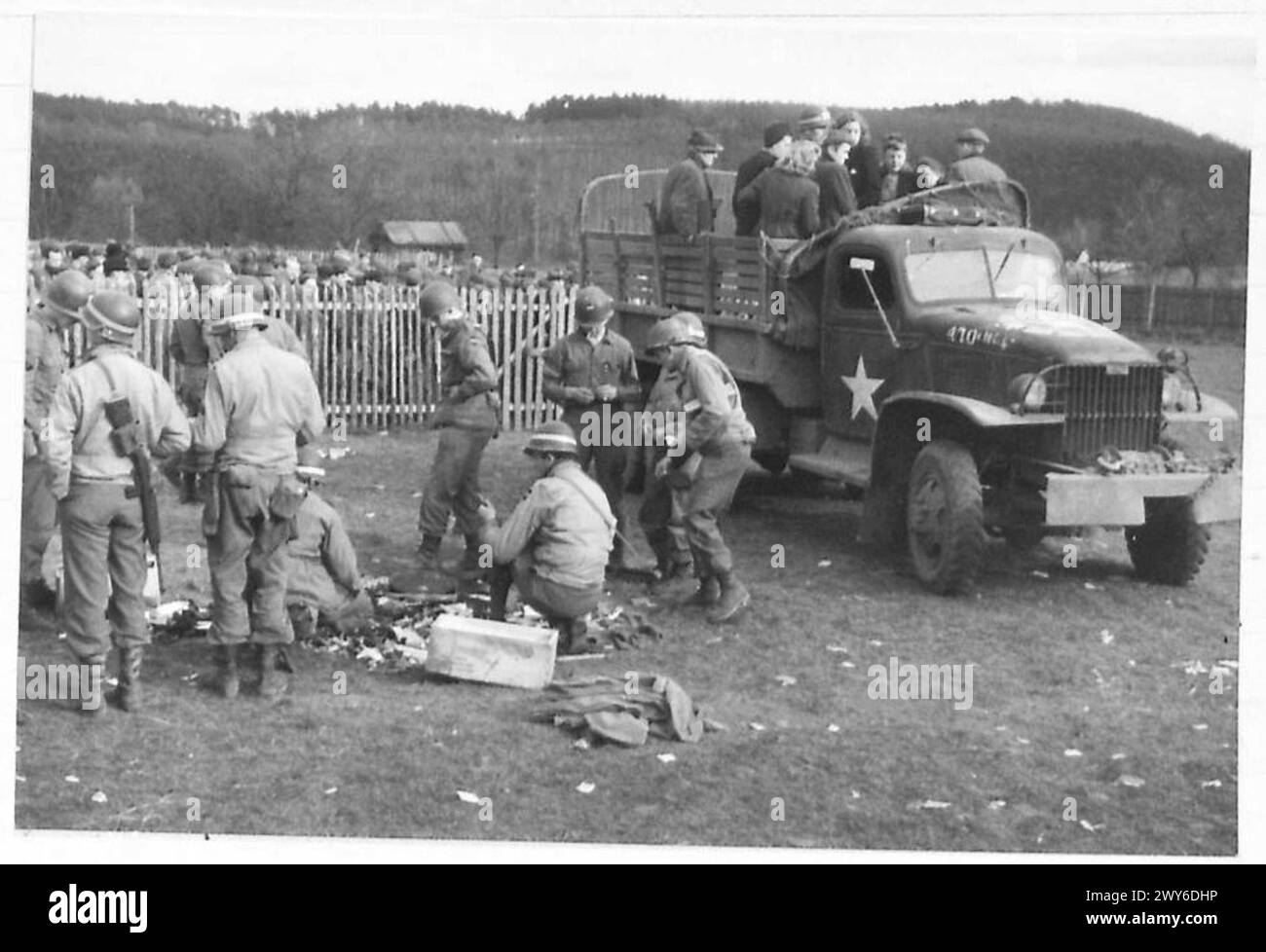 PRIGIONIERI OFLAG RILASCIATI DALLE TRUPPE AMERICANE - uomini della 99a Divisione American First Army, che liberarono il P.O.WS britannico dall'Oflag 12B il 28 marzo 1945 a Lollar. In B.U.3528 il generale al centro della fotografia è il generale Leuer, comandante della 99a Divisione American First Army. , British Army, 21st Army Group Foto Stock