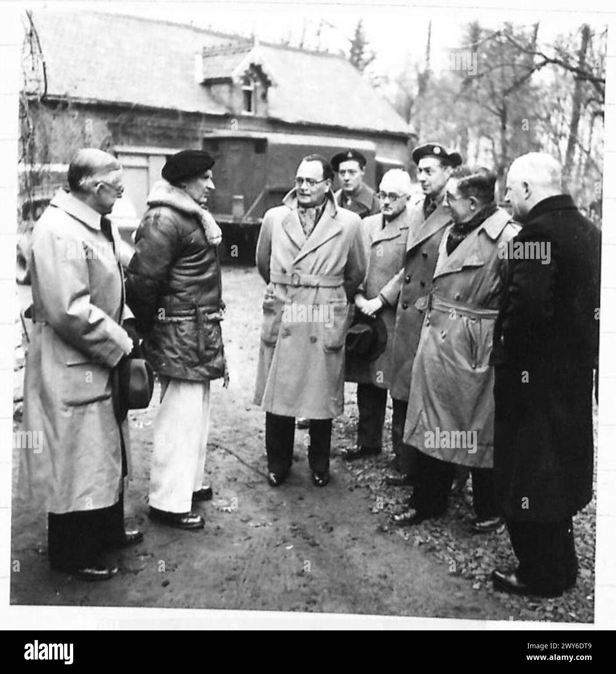 Il feldmaresciallo Montgomery è fotografato con editori di giornali britannici che visitano la sua sede durante un tour del fronte occidentale nella seconda guerra mondiale Foto Stock