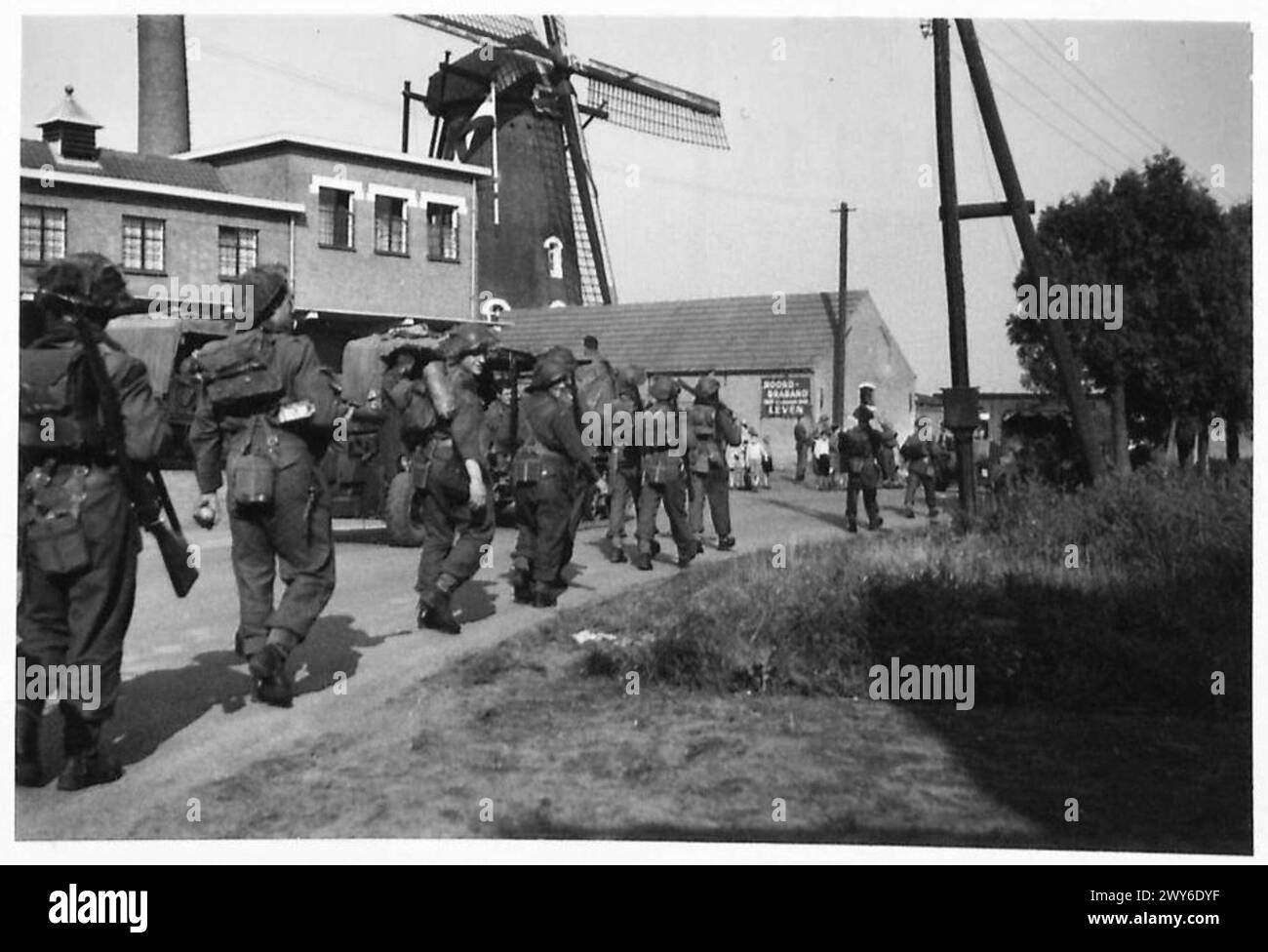 La fotografia mostra l'1/5th Welch Infantry che marciava attraverso Bergeuk mentre attraversava il fiume Mosa in Olanda durante le operazioni dell'esercito britannico. Foto Stock