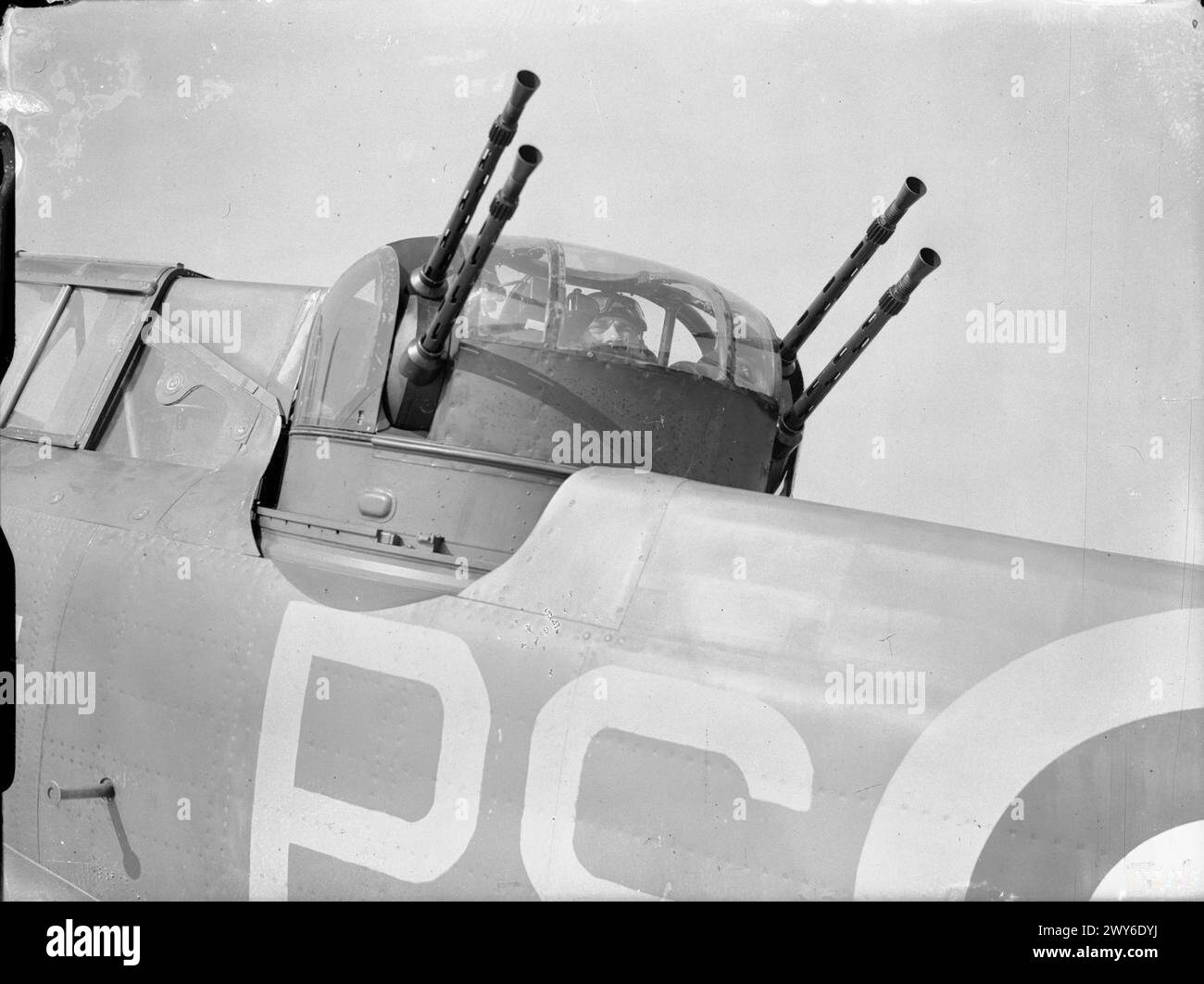 Un cannoniere opera la torretta di un caccia Boulton Paul Defiant del No. 264 Squadron, Royal Air Force, a Kirton in Lindsey nell'agosto 1940 durante la Battaglia d'Inghilterra. Foto Stock