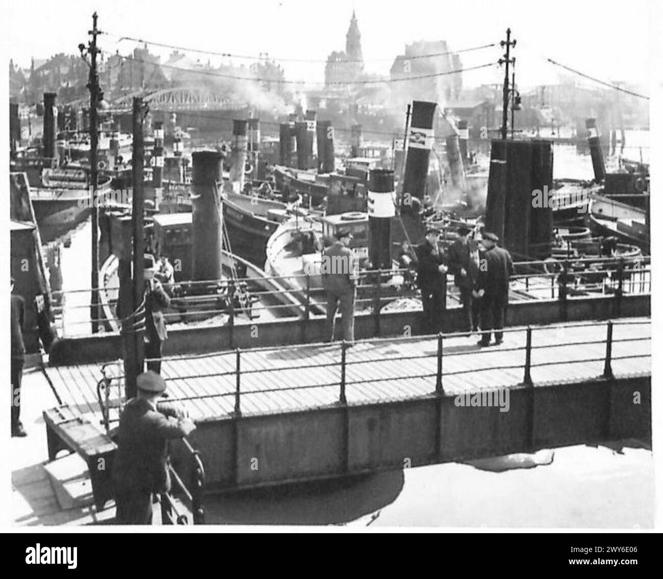 Sezioni dei bacini di Amburgo sono ora controllate dalla Royal Navy a seguito di operazioni di acquisizione, mostrando strutture portuali e amministrazione militare. Foto Stock