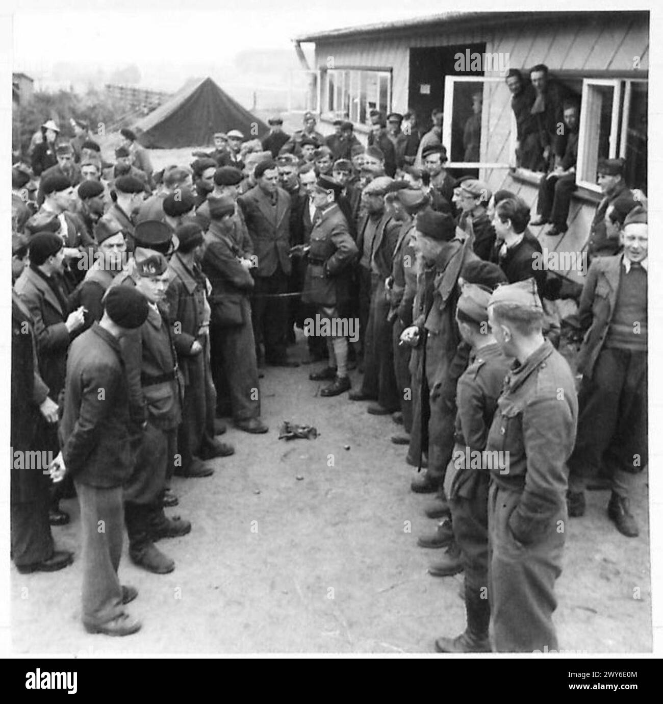 Un ufficiale francese distribuisce ordini per liberare i prigionieri di guerra francesi al British Military Government Centre for Liberated P.O.WS., sotto il 21st Army Group. Foto Stock