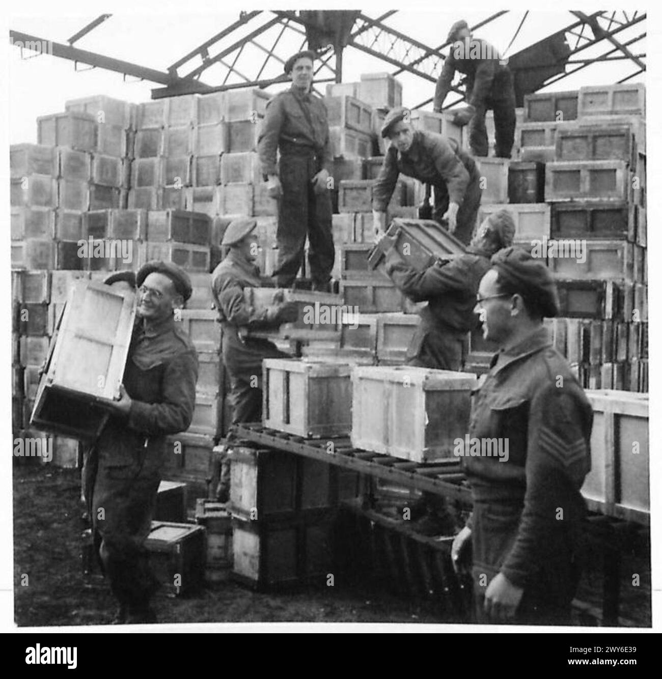 Le razioni sono impilate a Dieppe Harbour per scopi di distribuzione e fornitura. British Army, 21st Army Group. Foto Stock