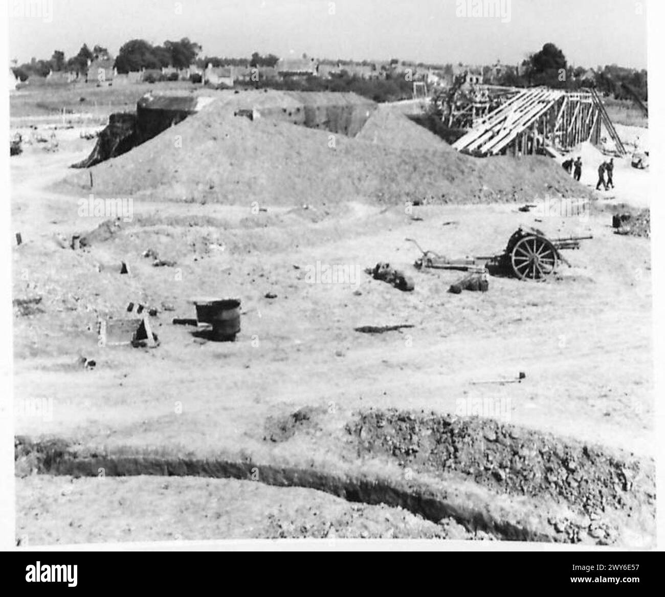 NORMANDIA VARIE - Ecco alcune delle fortificazioni che Rommel non ha avuto il tempo di finire. Ora stiamo trovando un impiego di centinaia di tonnellate di cemento, pali di impalcatura e legname che sono state lasciate a Colleville. , British Army, 21st Army Group Foto Stock