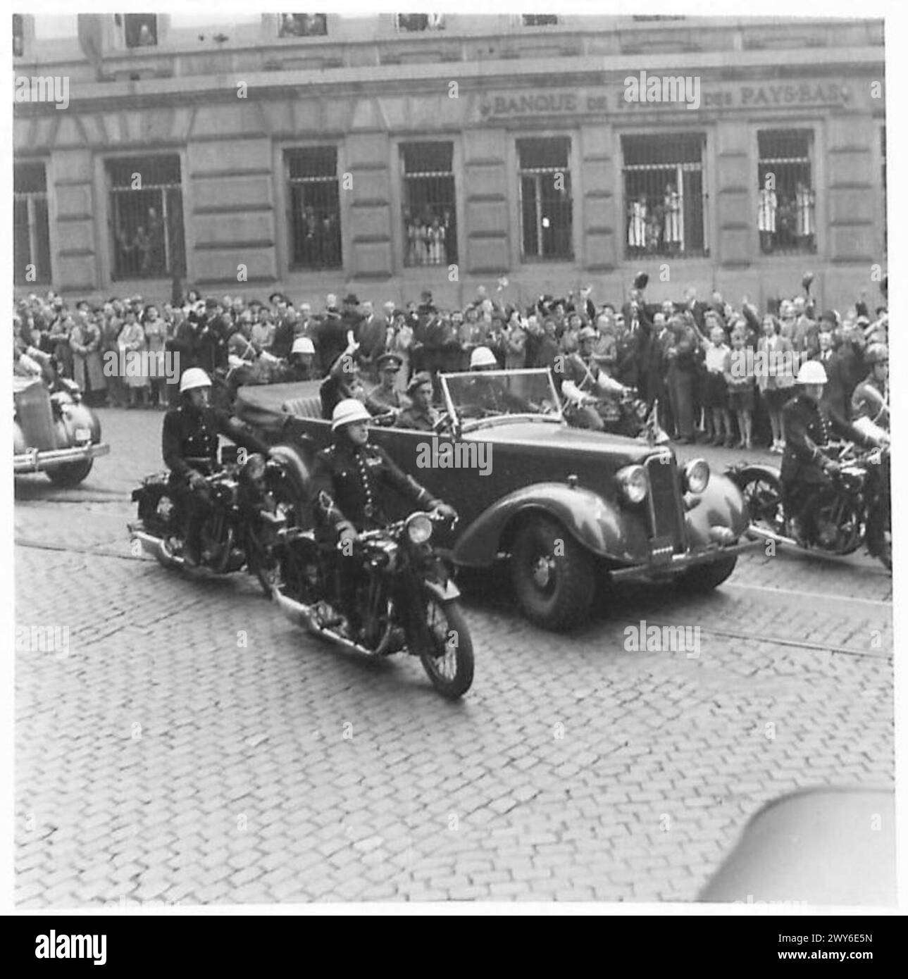 Il feldmaresciallo Montgomery è accolto dagli spettatori durante la sua visita di due giorni a Bruxelles, l'esercito britannico del Reno. Foto Stock