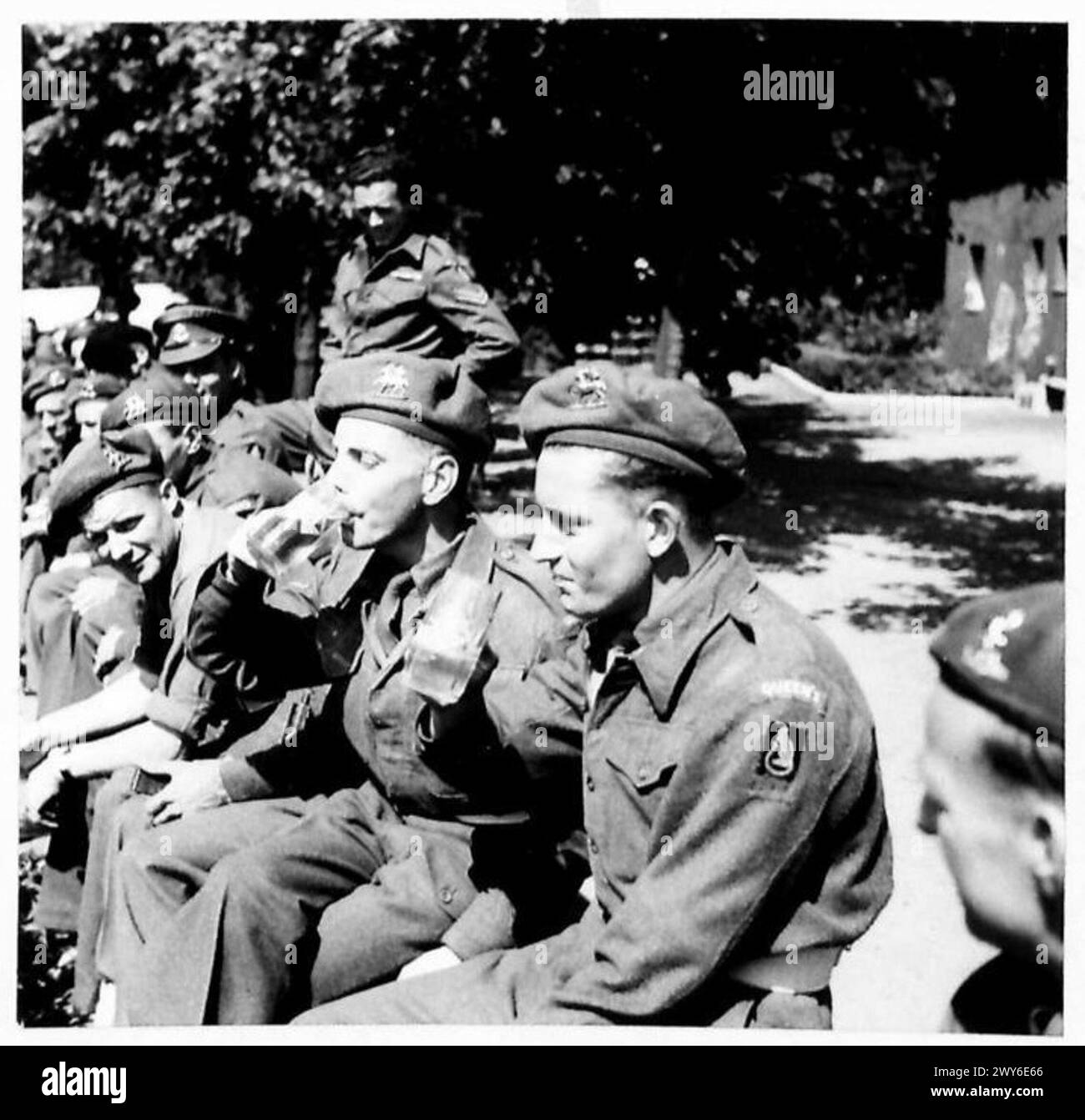 APERTURA DEL JERBOA CLUB : BERLINO - L/Caporale L.R. Harbour [a sinistra] di Tynemouth, e Private H. Trollope [a destra] di Finchley, gustate una pinta di birra mentre guardate la partita di tennis. , British Army, 21st Army Group Foto Stock