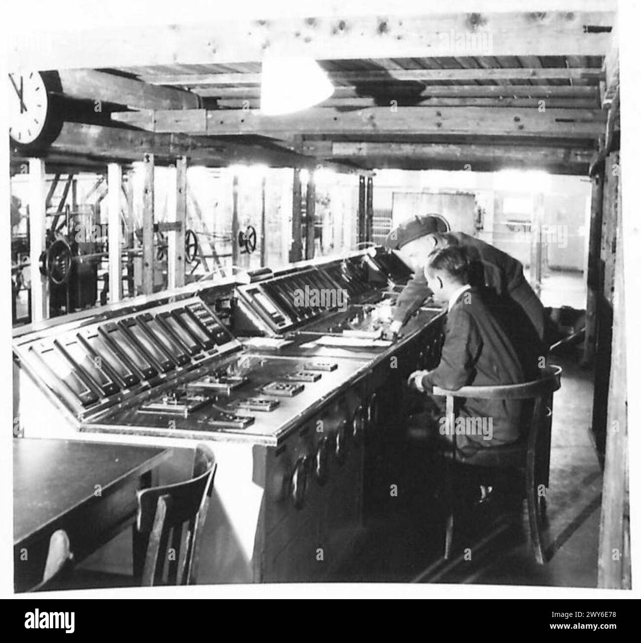 Il capitano E. Shepherd, Royal Signals, supervisiona il trasmettitore da 100 kilowatt che gestisce i programmi della British Forces Network e radio Hamburg vicino ad Amburgo sotto il comando dell'esercito britannico del Reno. Foto Stock
